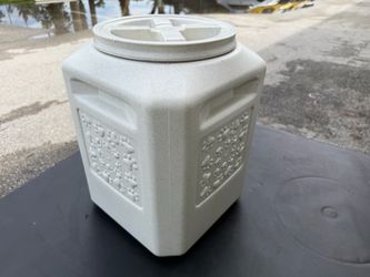 Pet Animal Dog Cat Food Feed Spin Top Vault Food Container Storage Bin with Scoop! Holds 35lbs Of Dog Food! Retails $44.95 Has small crack in lid. 1