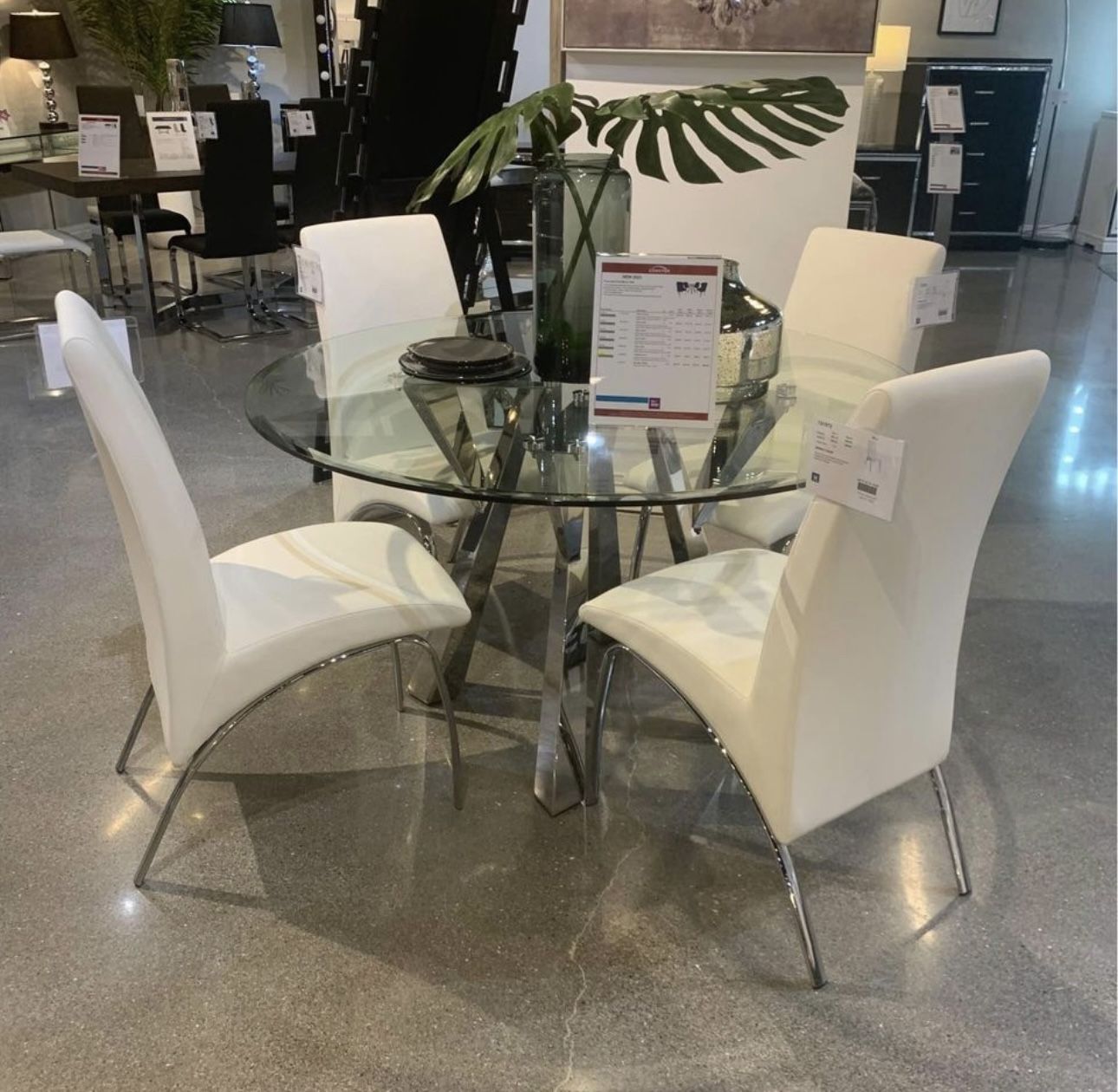 4 Seater ROUND table In SILVER 🤩🤍
