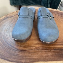 Ladies Suede Clogs,