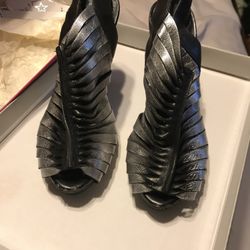 BCBG HEELS SIZE 5 1/2
