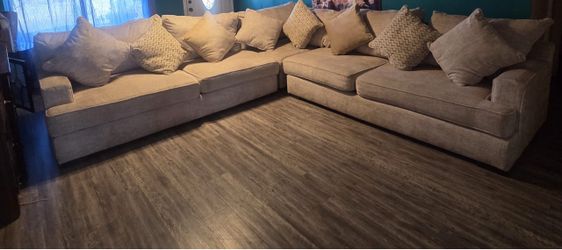 Large Beige Fabric Sectional Sofa / Sofa con plumas de Ganzo