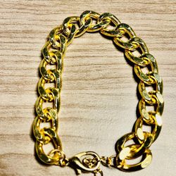 Gold tone bracelet. As is no returns. Make me an offer I can’t refuse. What you see is what you get. Happy to bundle. Please feel free to ask any ques