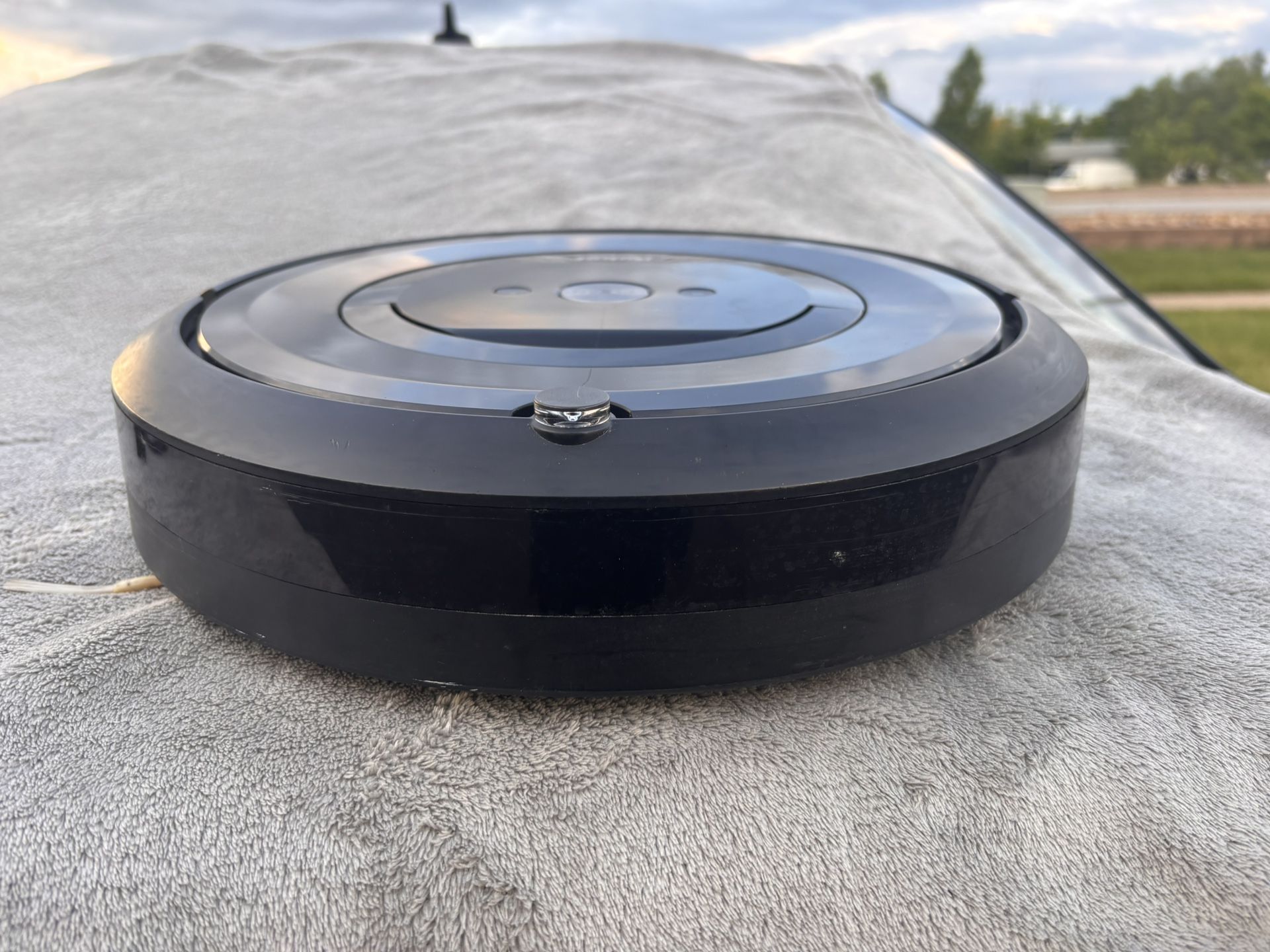 iRobot Roomba e5 Robot Vacuum – Fully Tested, Deep Cleaned – No Box – Needs New Battery. Great Deal