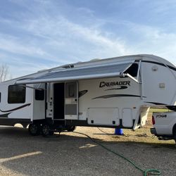 2011 Crusader 320 RLT