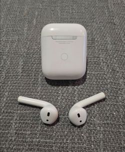 Apple Airpods 2nd Gen w Lightning Case
