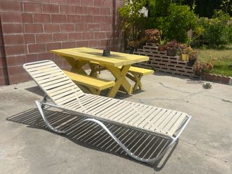 Chaise lounge lawn chair