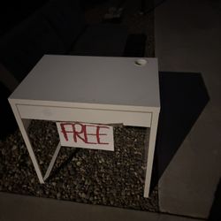 Free Desk In Decent Condition Curbside. Escritorio Gratis En Condiciones Decentes 