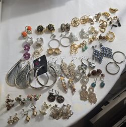 Vtg. Lot of 40 Pierced,  Chip-on and ScrewBack Earrings jewelry some signed Napier Emmons Coro Paparazzi Sucarfix