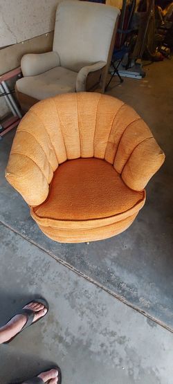 Swivel Barrel Chair 