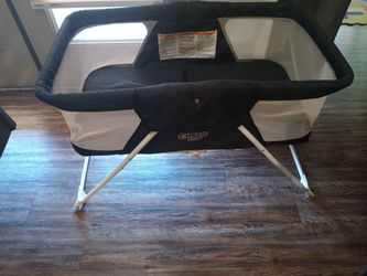 A baby bed/baby rocker