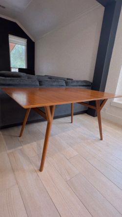 Williams Sonoma Mid-Century Modern expandable Dining Table