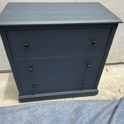 EXCELLENT BIG DRAWER WOODEN DRESSER CAN DELIVER LOCAL IF NEEDED