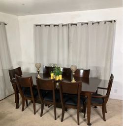 Extendable Dining Table with 8 Chairs PERFECT FOR UPCOMING HOLIDAYS!