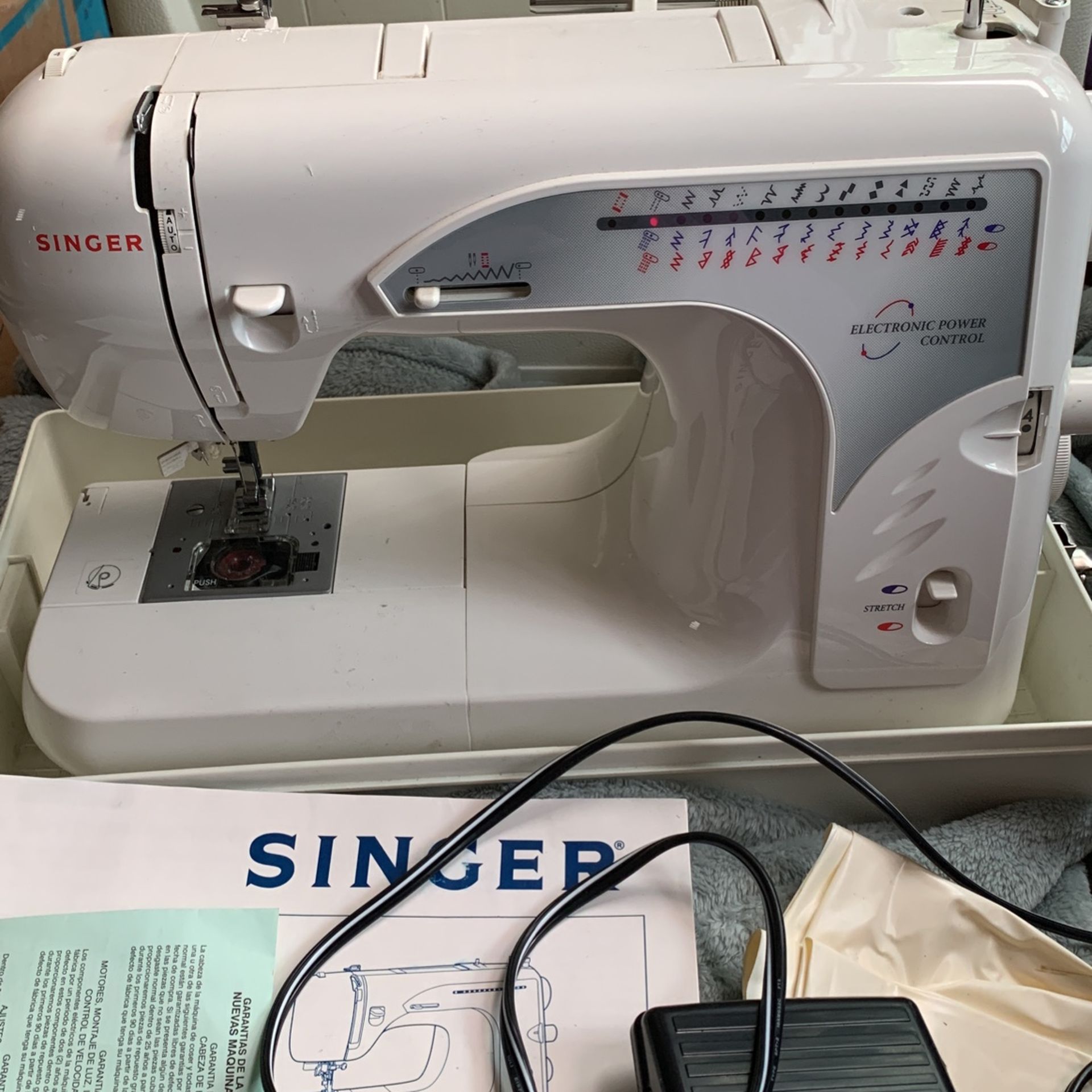Singer Sewing Machine Model 2662 In Hard Case