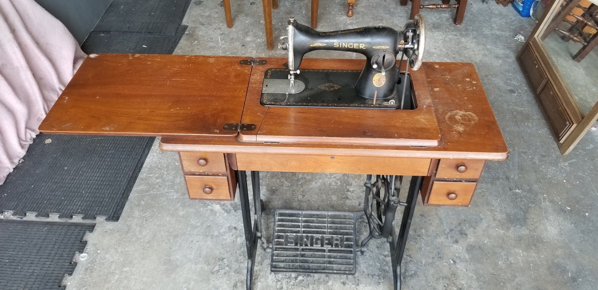 Great vintage antique Singer foot pedal sewing machine and cabinet excellent antique