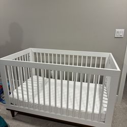 Adjustable Crib and mattress 