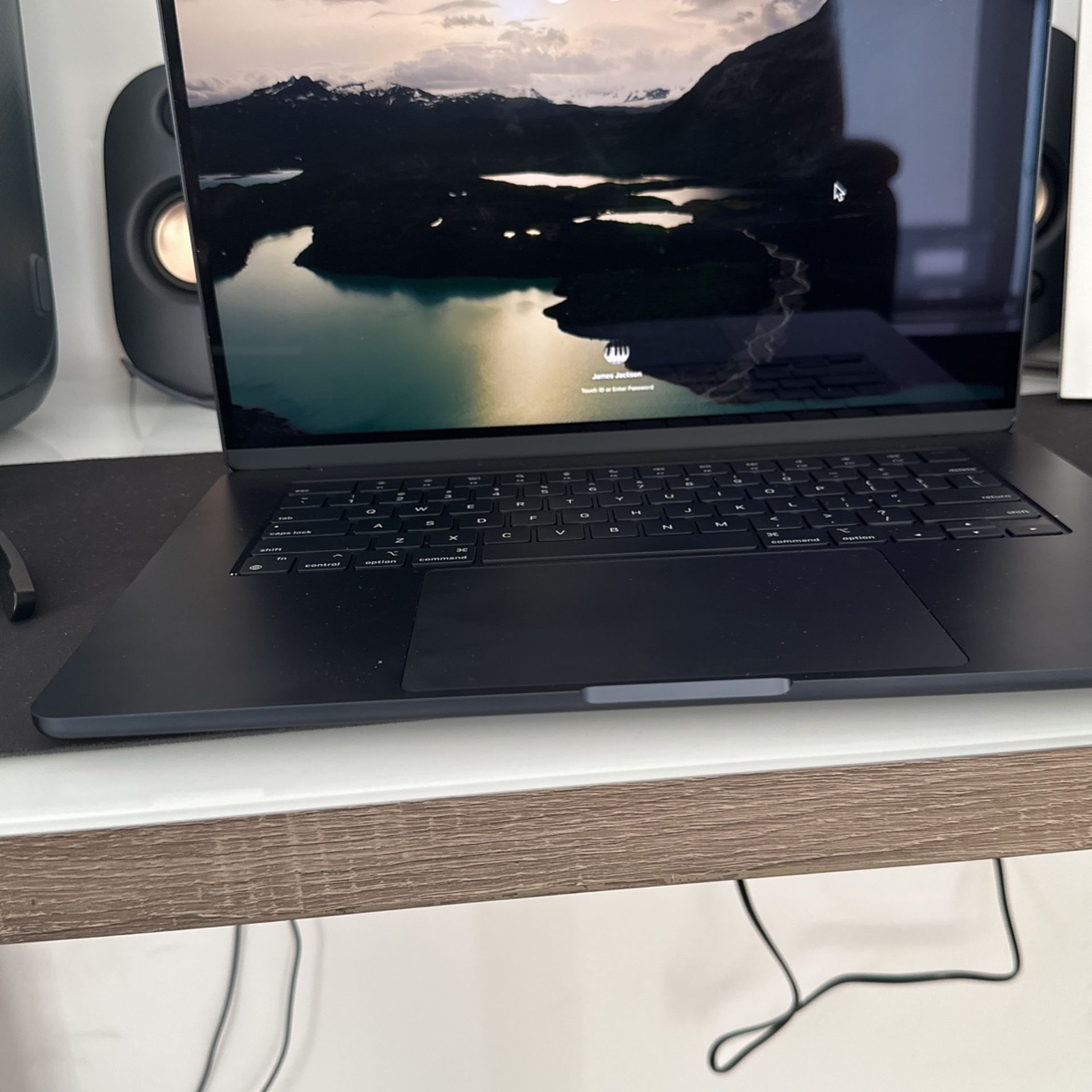 MacBook Air M3 2024 256g $750 