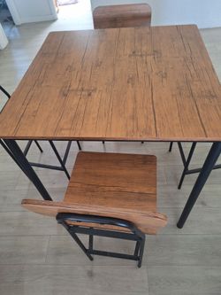 Very nice table sit New indoor or outdoor