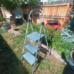 Cosco Metal Step Ladder brand new 4 feet tall 