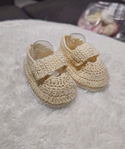 Crochet baby girl shoes