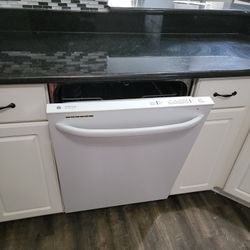 GE Ad0ra Potscrubber Dishwasher