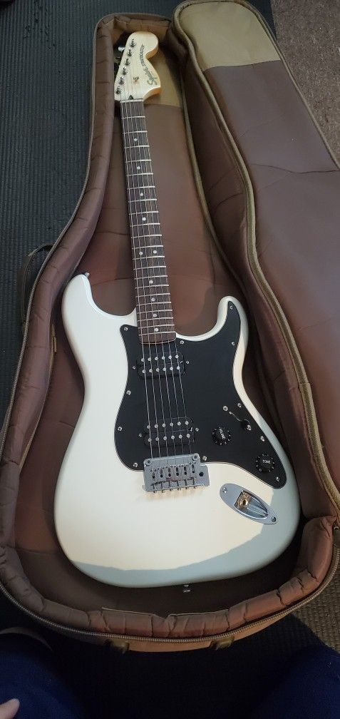 FENDER Squier Affinity Series Stratocaster HH - Electric Guitar With Accessories 