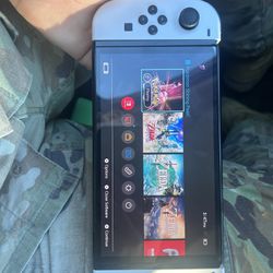 New Nintendo Switch Oled. Comes with everything plus SD card, Carrying Case, Screen Protector and Pokemon Shining Pearl 