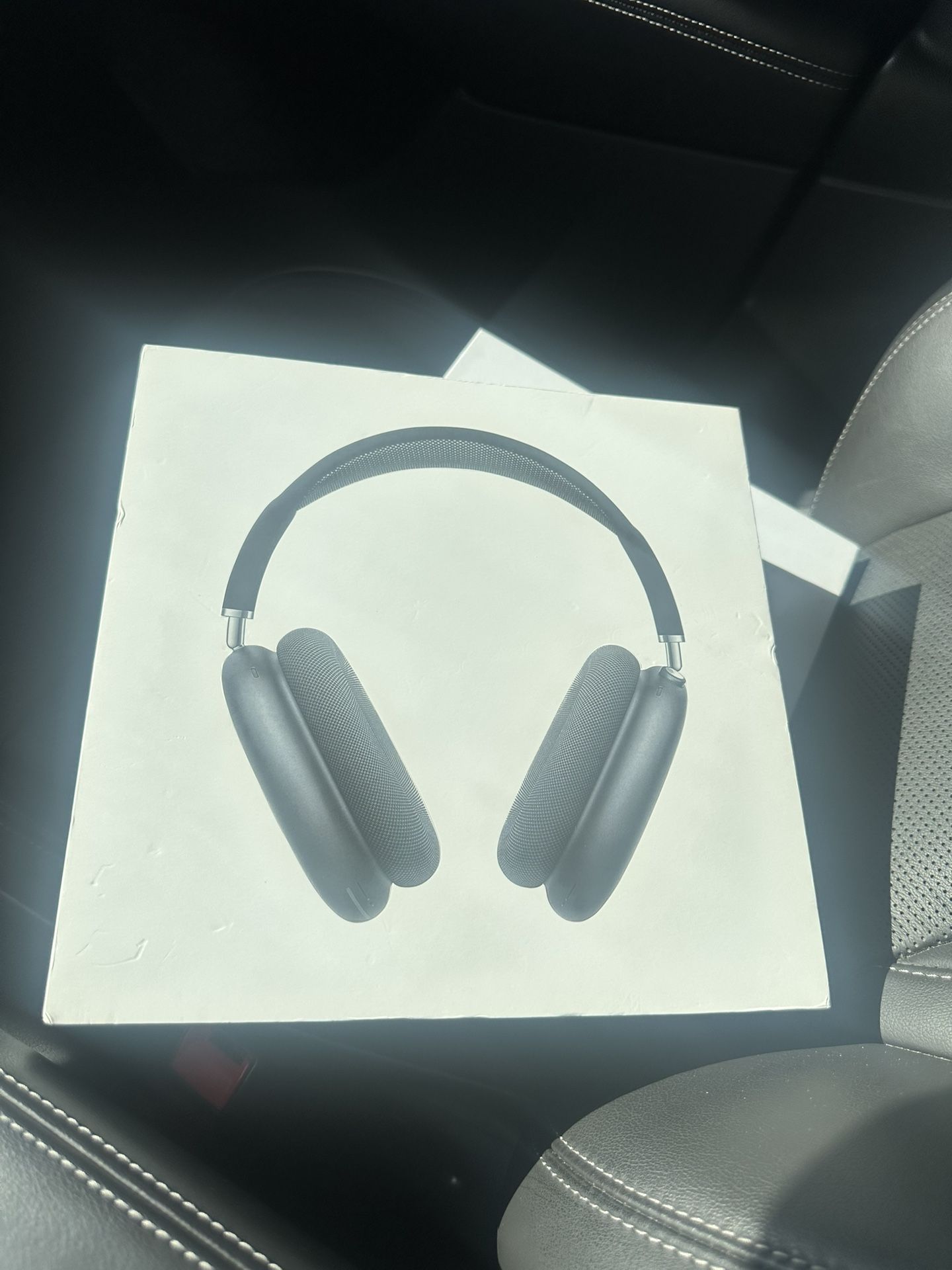Black airpod maxes