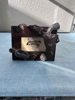 FIGI Western Heritage Mini Resin Photo Frame 2x3 Revolver Pistol Holster Spur