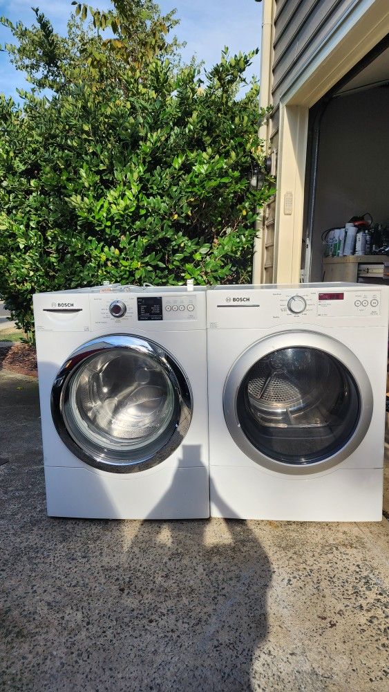 White Washin Machine And Dryer In Good Condition Works Perfectly