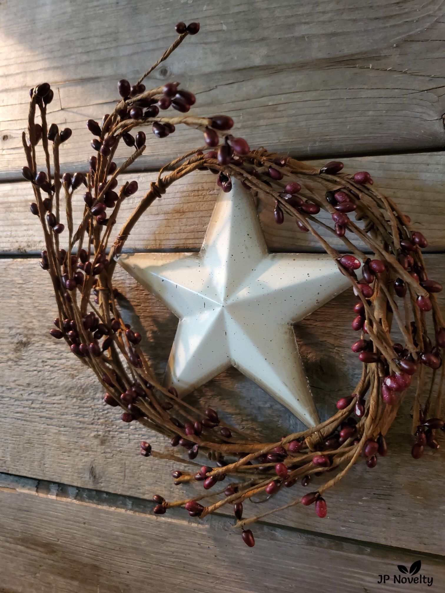 New Ivory Barn Star Wreath With Pips Berry