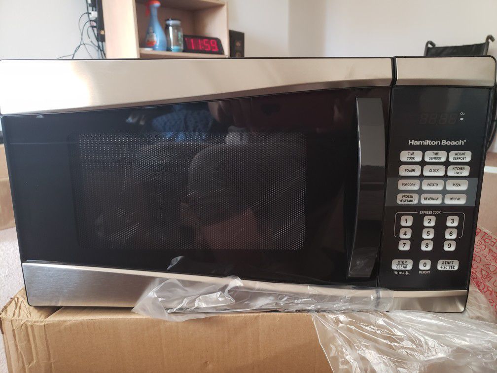 Hamilton beach 900 watt microwave oven brand new