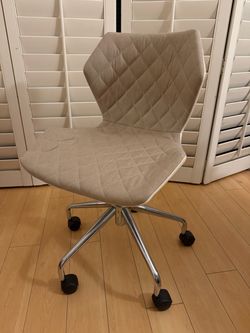 Modern Cream Quilted Swivel Office Chair – Adjustable & Rolling