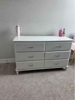 White 6-Drawer Dresser – Excellent Condition