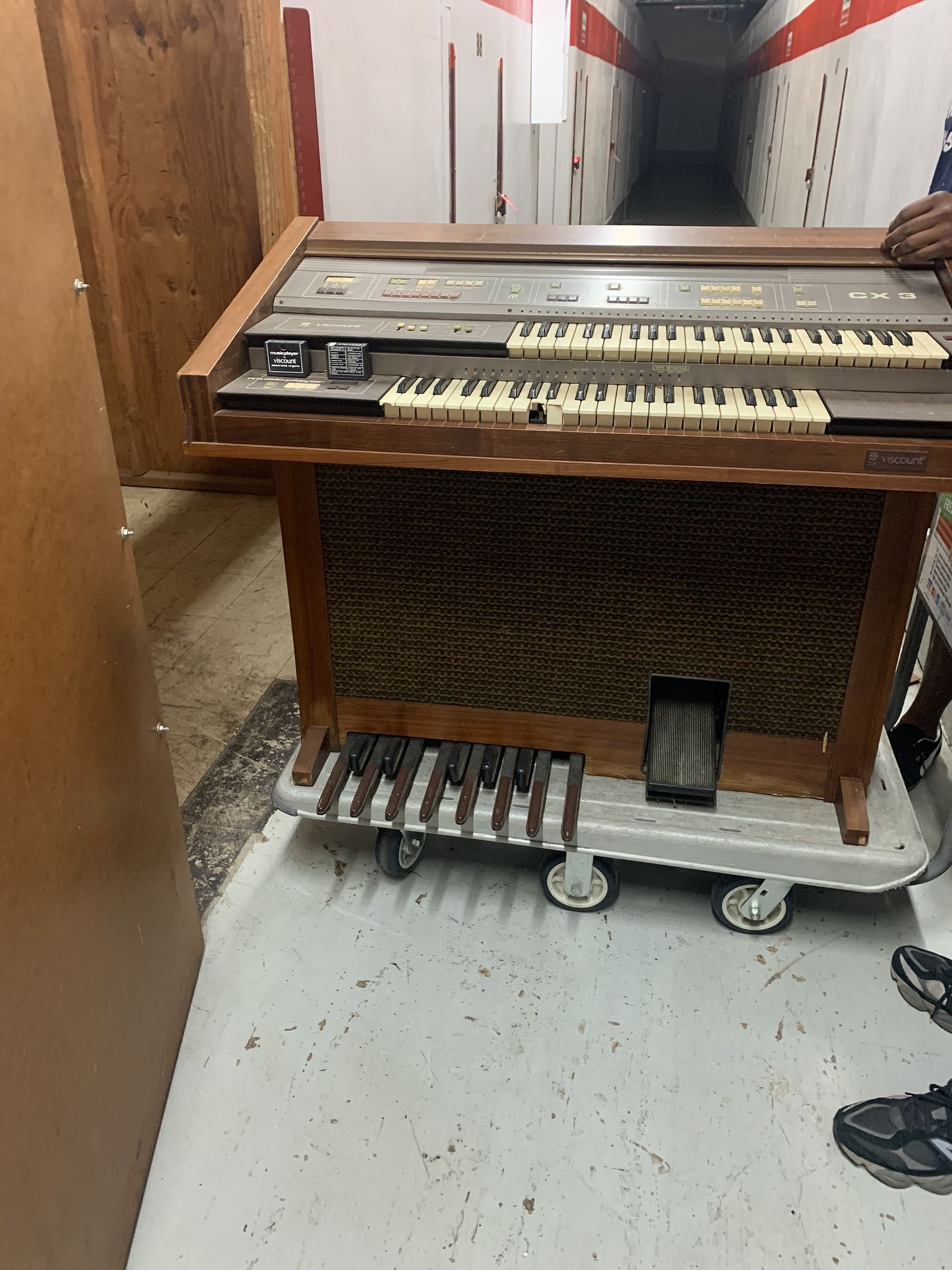 Electric Organ One Of The Keys Is Damage Organ Program Plays On It’s Own L