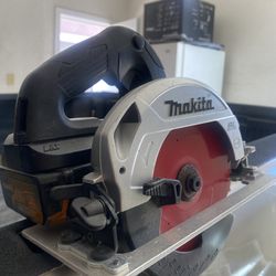 Makita Saw W Battery 