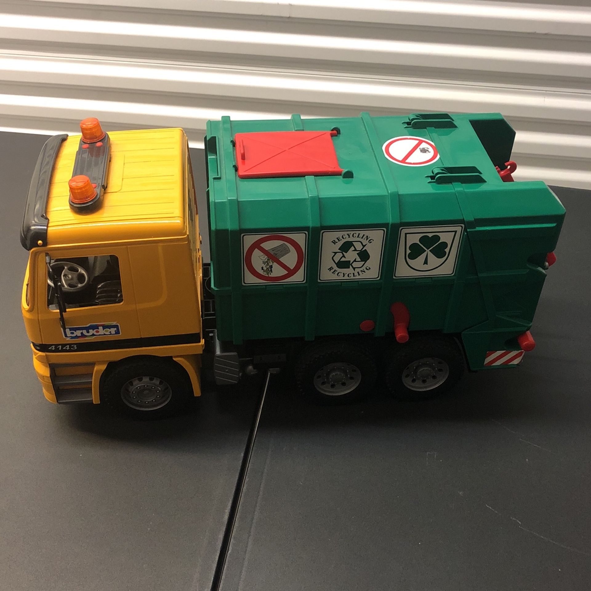 Bruder Mercedes Benz Green Garbage Dump Truck Model 4143 Vintage Toy