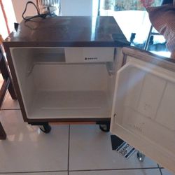 Sanyo mini fridge 