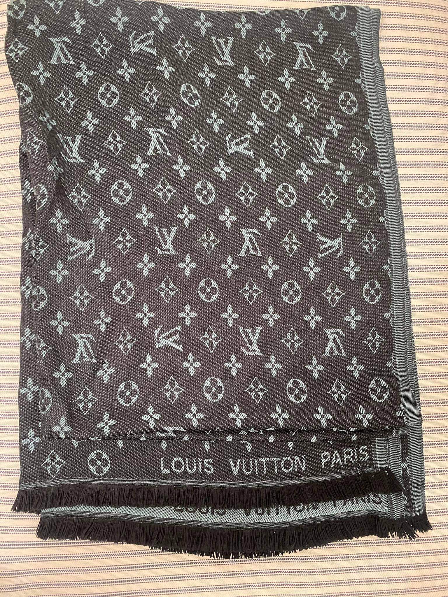 Louis Vuitton Scarf Beige Monogram for Sale in Chicago, IL - OfferUp