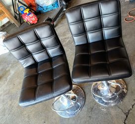 table and chairs