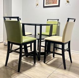 Beautiful dinning table with four chairs $400