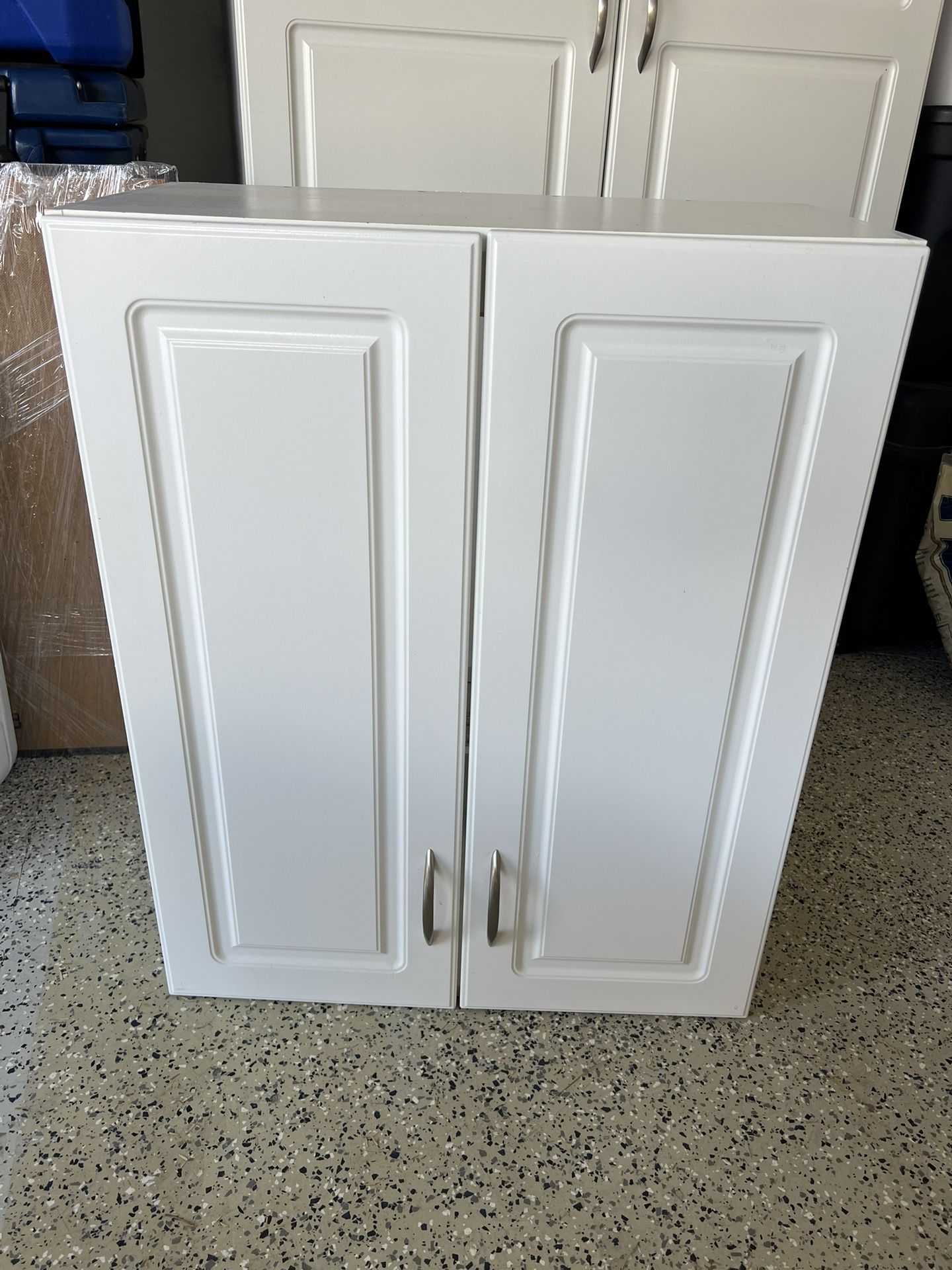 🗄 White Garage / Utility Cabinetry