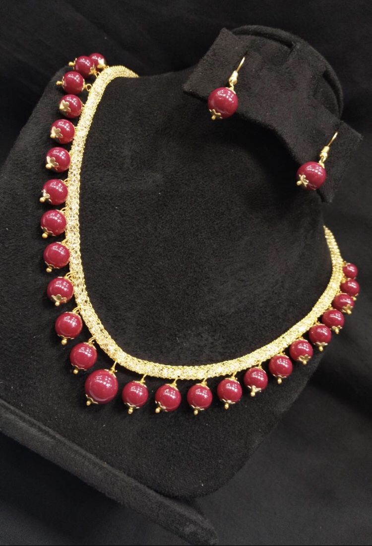 Necklace earrings set new with organza bag