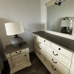 Experience Luxury With This Dresser Set!