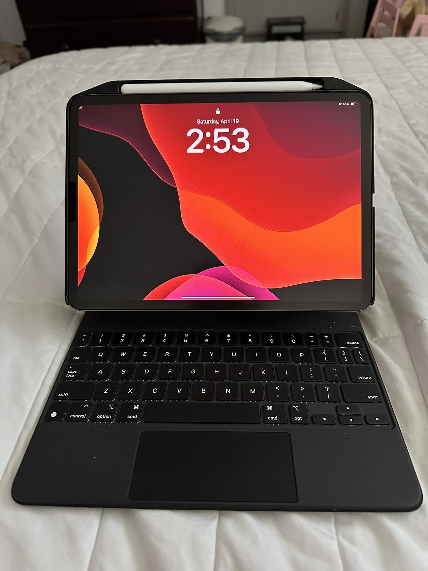 iPad Pro 11 Inch (2nd Generation) With Magic Keyboard/Apple Pencil