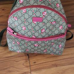 Backpack Gucci Es autentica Precio 850