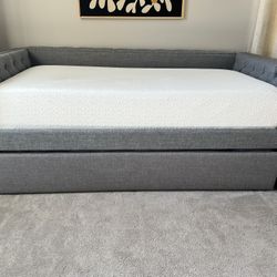 Daybed w/ Trundle 