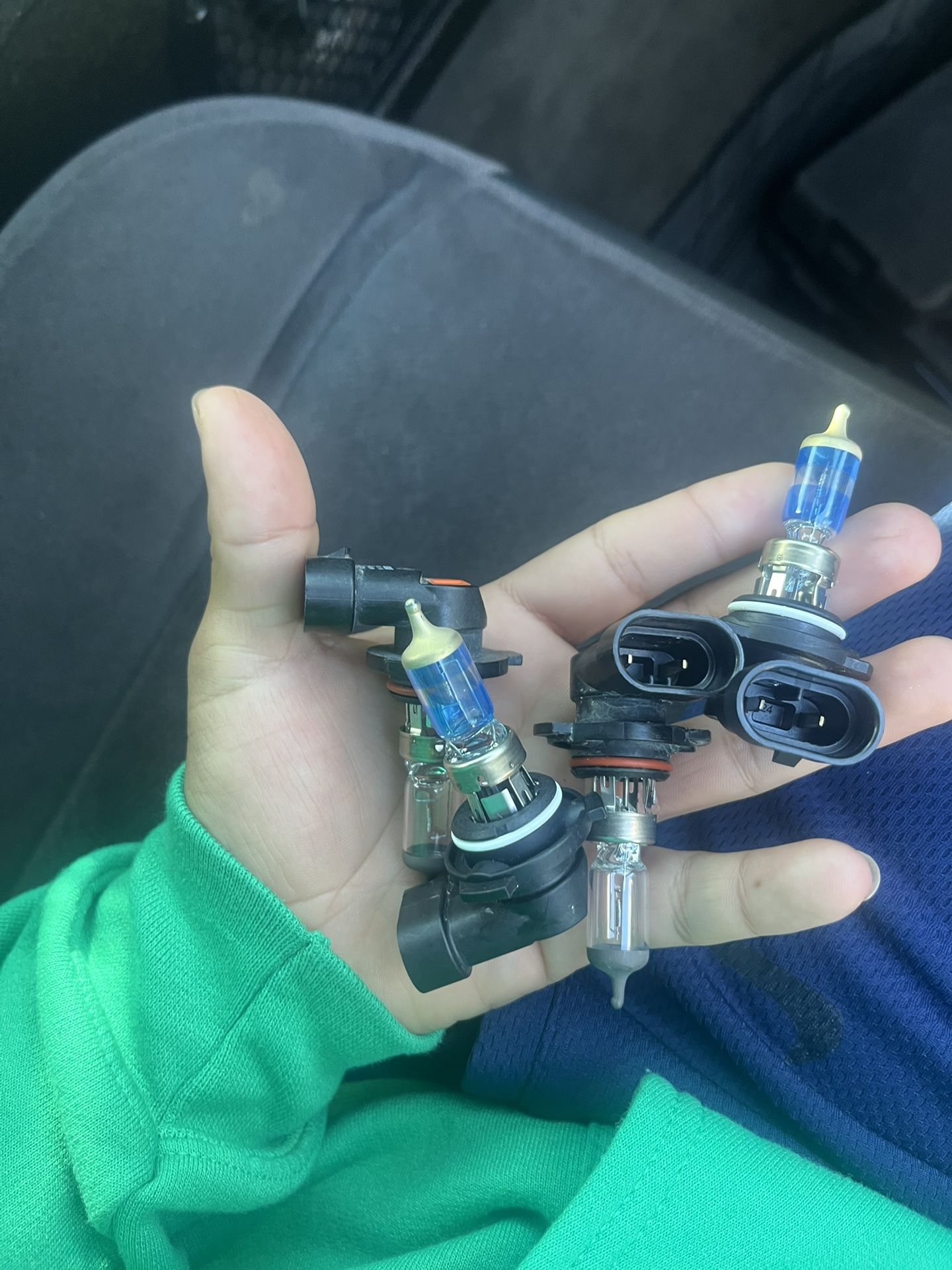 Selling These Light Bolbs 9006