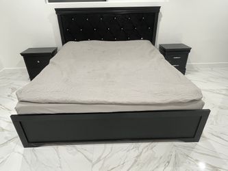 Modern King Bed With 2 Nightstands 
