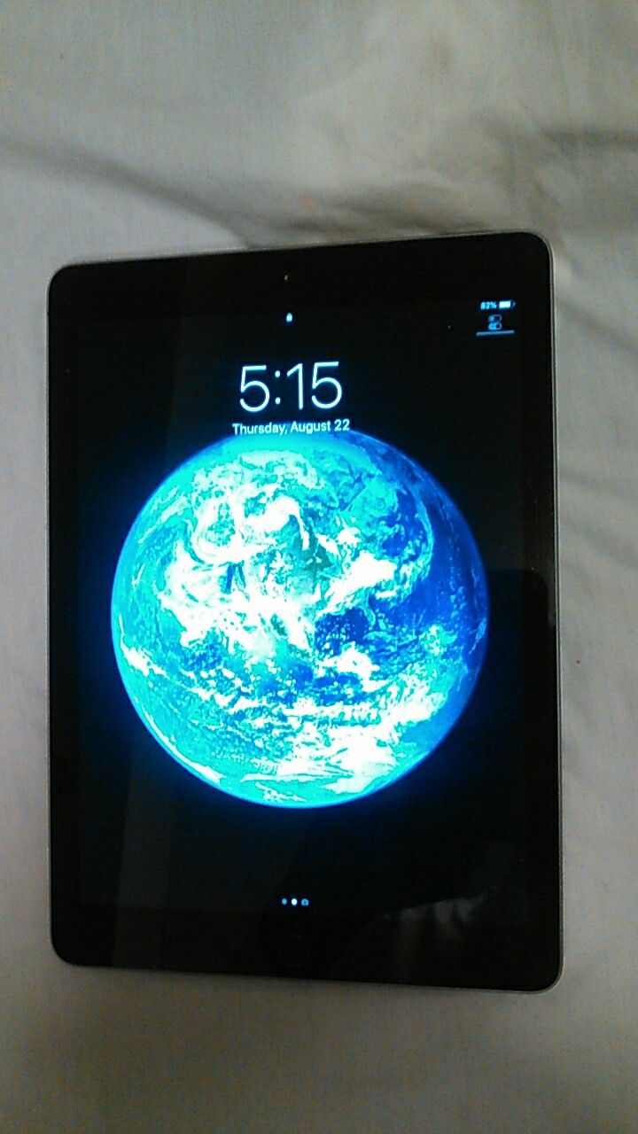 Apple iPad (6 Generation) 32GB WiFi Screen Mirroring